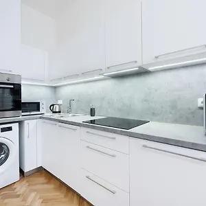  Apartman Roof