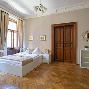 Appartamento For Celebrations Spacious 3bdr With Balcony, Praga