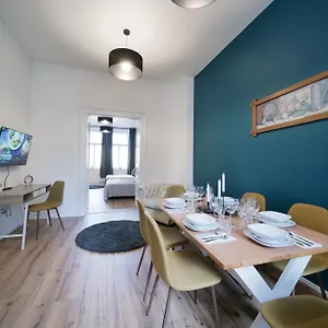 Majestic Square View Apartment